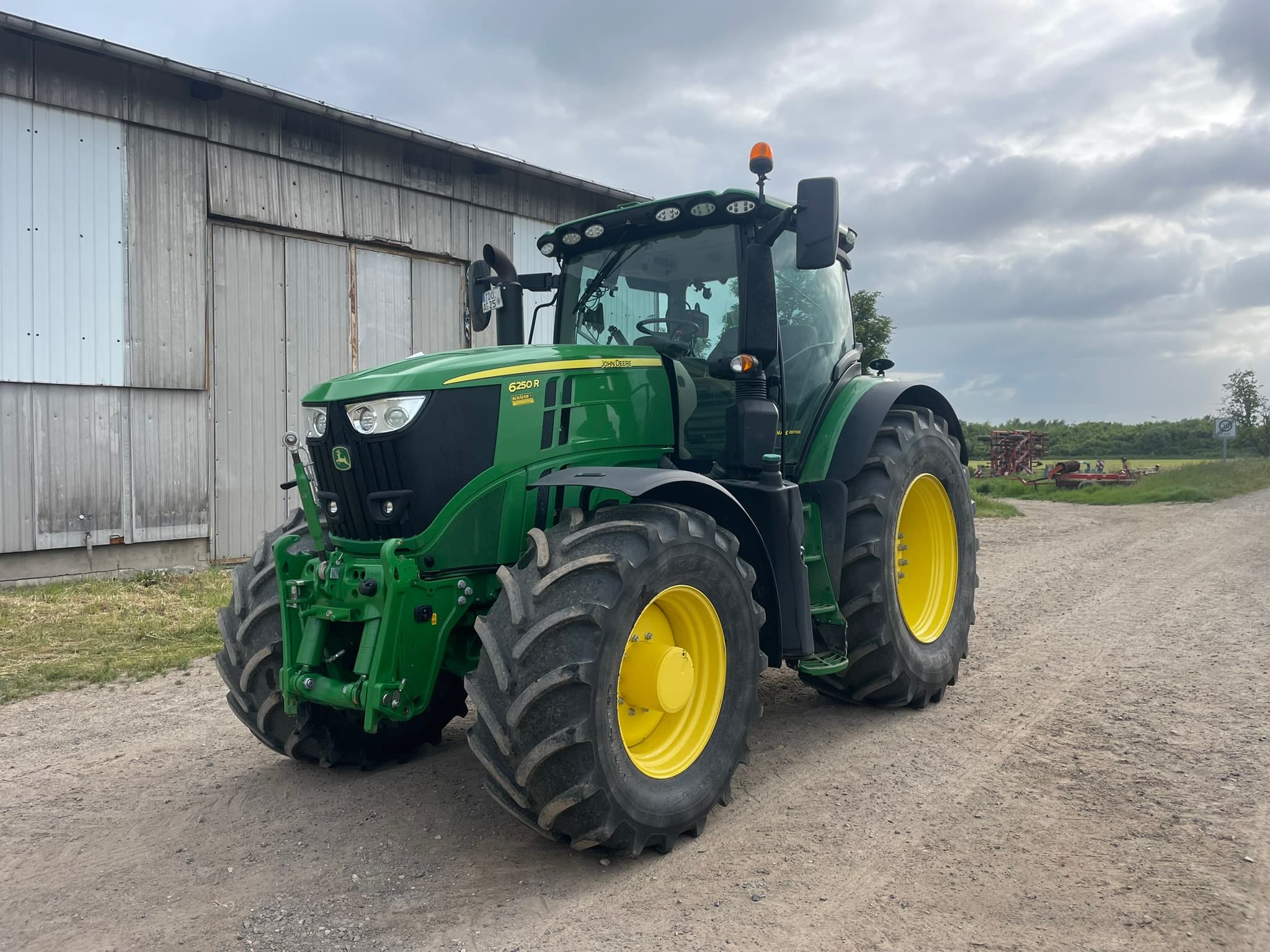 Arbeitskraft mit Traktor